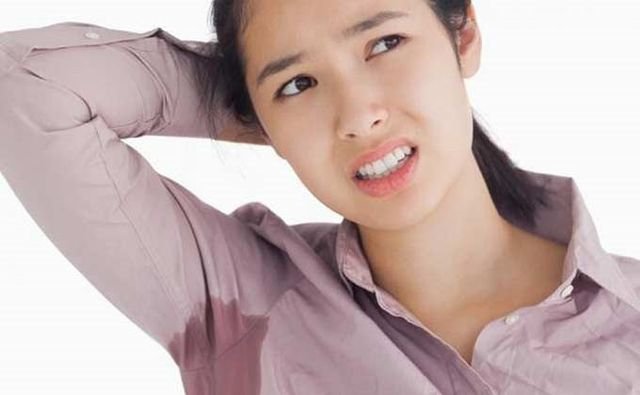 Tại sao nách lại bị hôi?